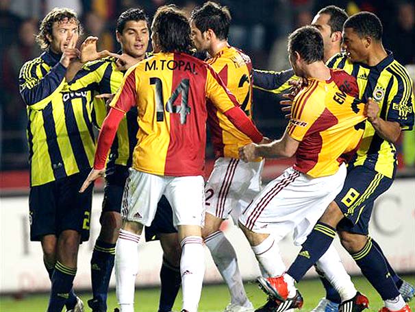 Viol�ncia em campo marca o jogo de empate entre Galatasaray x Fenerbah�e