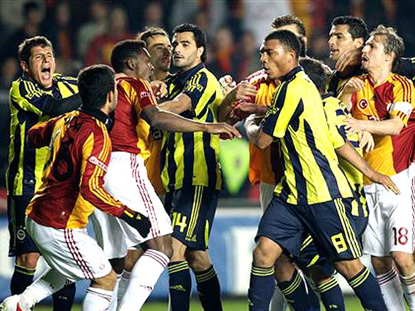 Viol�ncia em campo marca o jogo de empate entre Galatasaray x Fenerbah�e