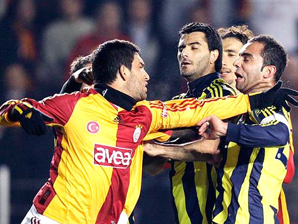 Viol�ncia em campo marca o jogo de empate entre Galatasaray x Fenerbah�e