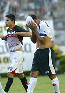 Cai um gigante do futebol brasileiro: Vasco � rebaixado