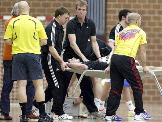 Jogador alem�o sofre um colapso e morre em campo