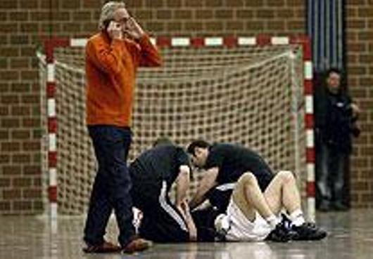 Jogador alem�o sofre um colapso e morre em campo