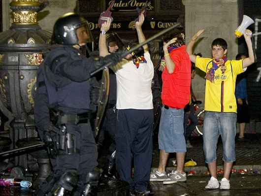 Festa do t�tulo do Barcelona acaba em morte e 45 torcedores presos