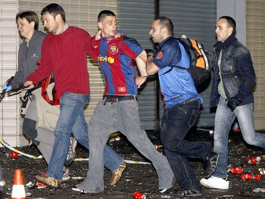 Festa do t�tulo do Barcelona acaba em morte e 45 torcedores presos