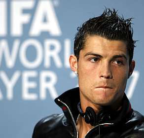 Cristiano Ronaldo e Pel� s�o convidados para o lan�amento do anel oficial da Copa 2010