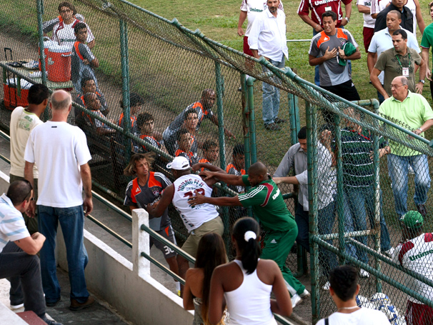 Fac��o invade treino do Fluminense e jogador leva um soco