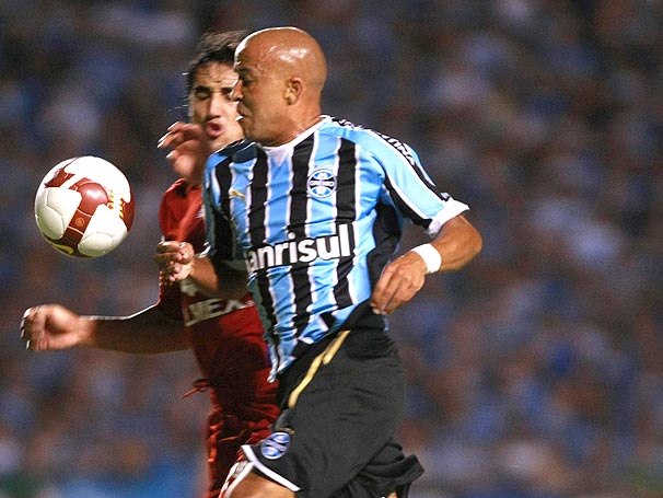 Gr�mio literalmente bombardeia Universidad do Chile mas acaba zerado