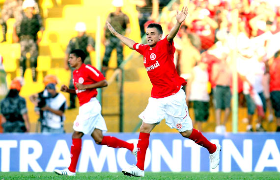 Colorado vence Gre-Nal por 2x1