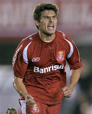 Com vit�ria her�ica Internacional leva vantagem para casa