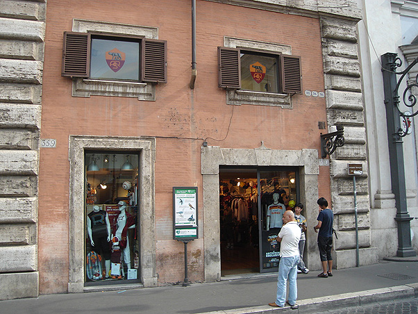 Loja do Roma tem mais coisas que voc� pode imaginar