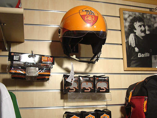 Loja do Roma tem mais coisas que voc� pode imaginar