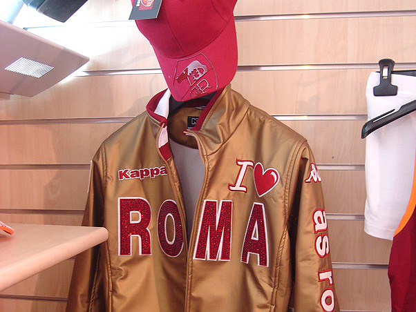 Loja do Roma tem mais coisas que voc� pode imaginar