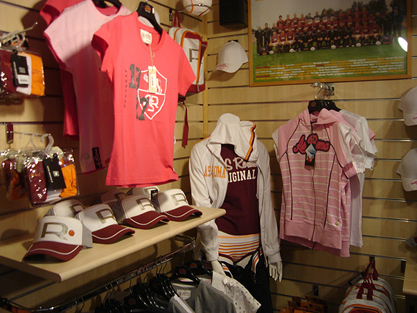 Loja do Roma tem mais coisas que voc� pode imaginar