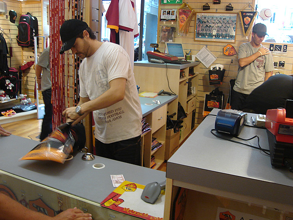 Loja do Roma tem mais coisas que voc� pode imaginar