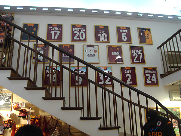 Loja do Roma tem mais coisas que voc� pode imaginar