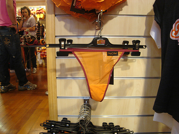 Loja do Roma tem mais coisas que voc� pode imaginar