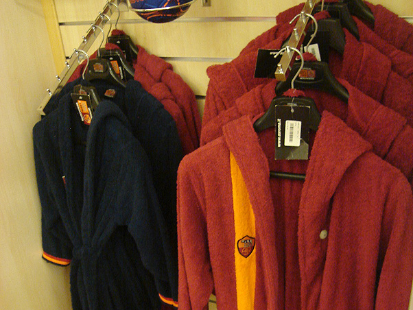 Loja do Roma tem mais coisas que voc� pode imaginar