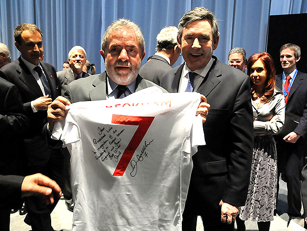 David Beckman presenteia Presidente Lula com camiseta da Sele��o Inglesa autografada
