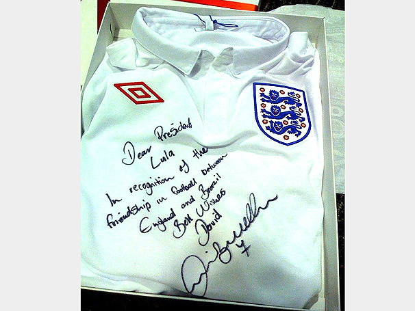 David Beckman presenteia Presidente Lula com camiseta da Sele��o Inglesa autografada