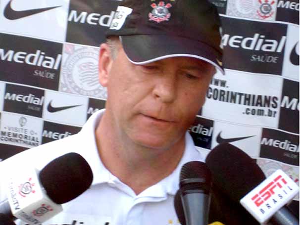 Mano Menezes diz que no futebol brasileiro os jogos est�o mais competitivos