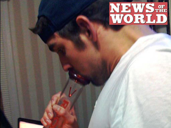 Michael Phelps � flagrado usando maconha