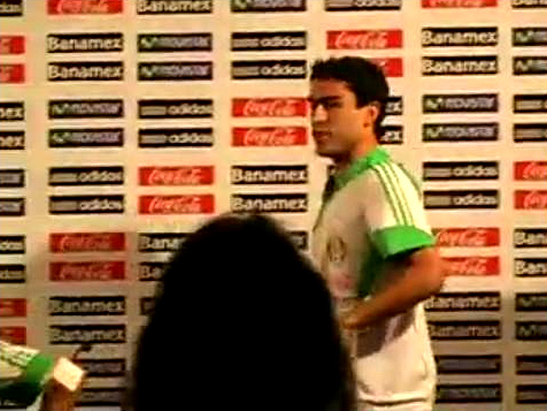 Atacante da sele��o mexicana chama jornalista para briga