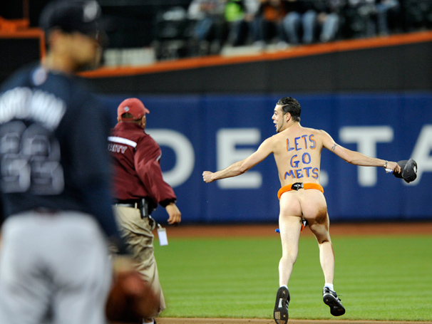 Pelado, torcedor invade campo de beisebol