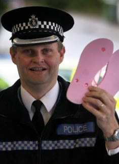 Pol�cia inglesa distribui rasteirinhas