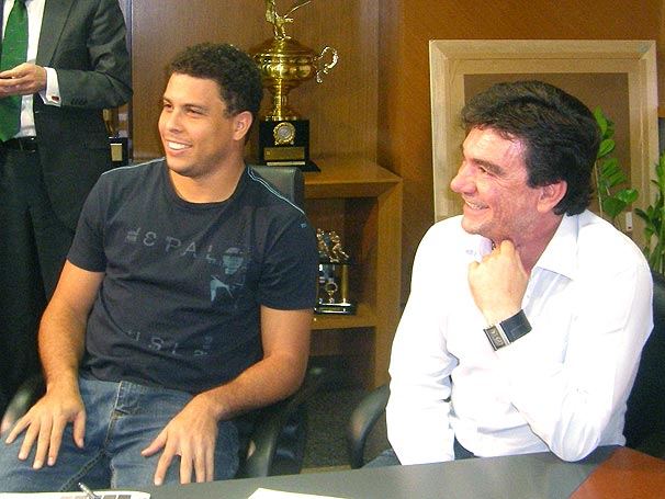 Ronaldo assina contrato com o Tim�o