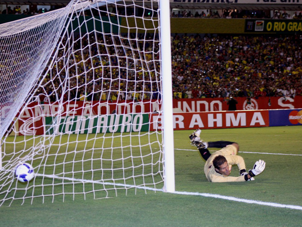 Com pedaladas e gola�os, Brasil derrota a It�lia em Londres