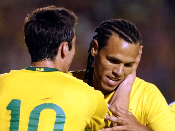 Com pedaladas e gola�os, Brasil derrota a It�lia em Londres