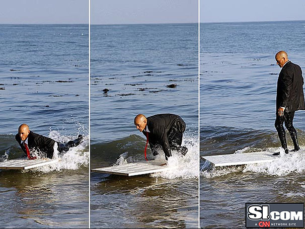 De terno, Kelly Slater surfa em uma porta