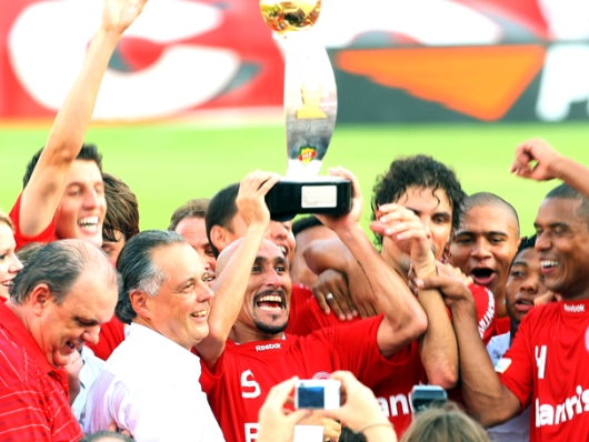 Inter vence o Gr�mio e levanta a ta�a do primeiro turno