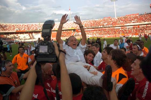 Inter vence o Gr�mio e levanta a ta�a do primeiro turno