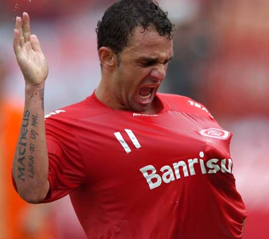 Inter vence o Gr�mio e levanta a ta�a do primeiro turno