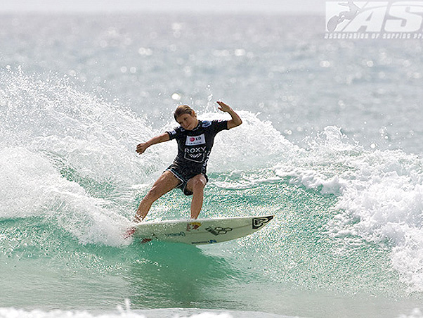 Come�a o WCT feminino na praia de Gold Coast