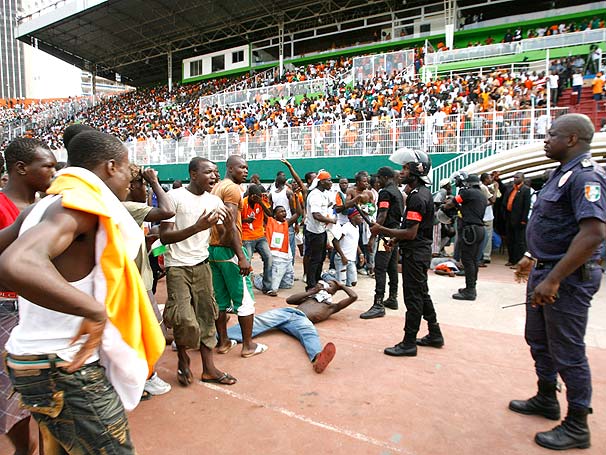 Muro desaba e deixa 22 mortos em jogo na Costa do Marfim