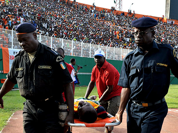 Muro desaba e deixa 22 mortos em jogo na Costa do Marfim