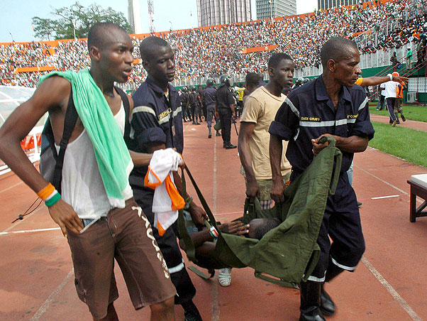 Muro desaba e deixa 22 mortos em jogo na Costa do Marfim