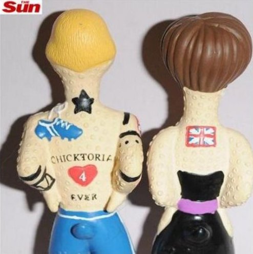 O casal Beckham vira brinquedinho para cachorro