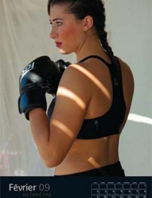 Meninas do v�lei Franc�s estampam o calend�rio 2009