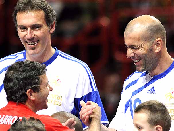 Zidane promove jogo de futsal